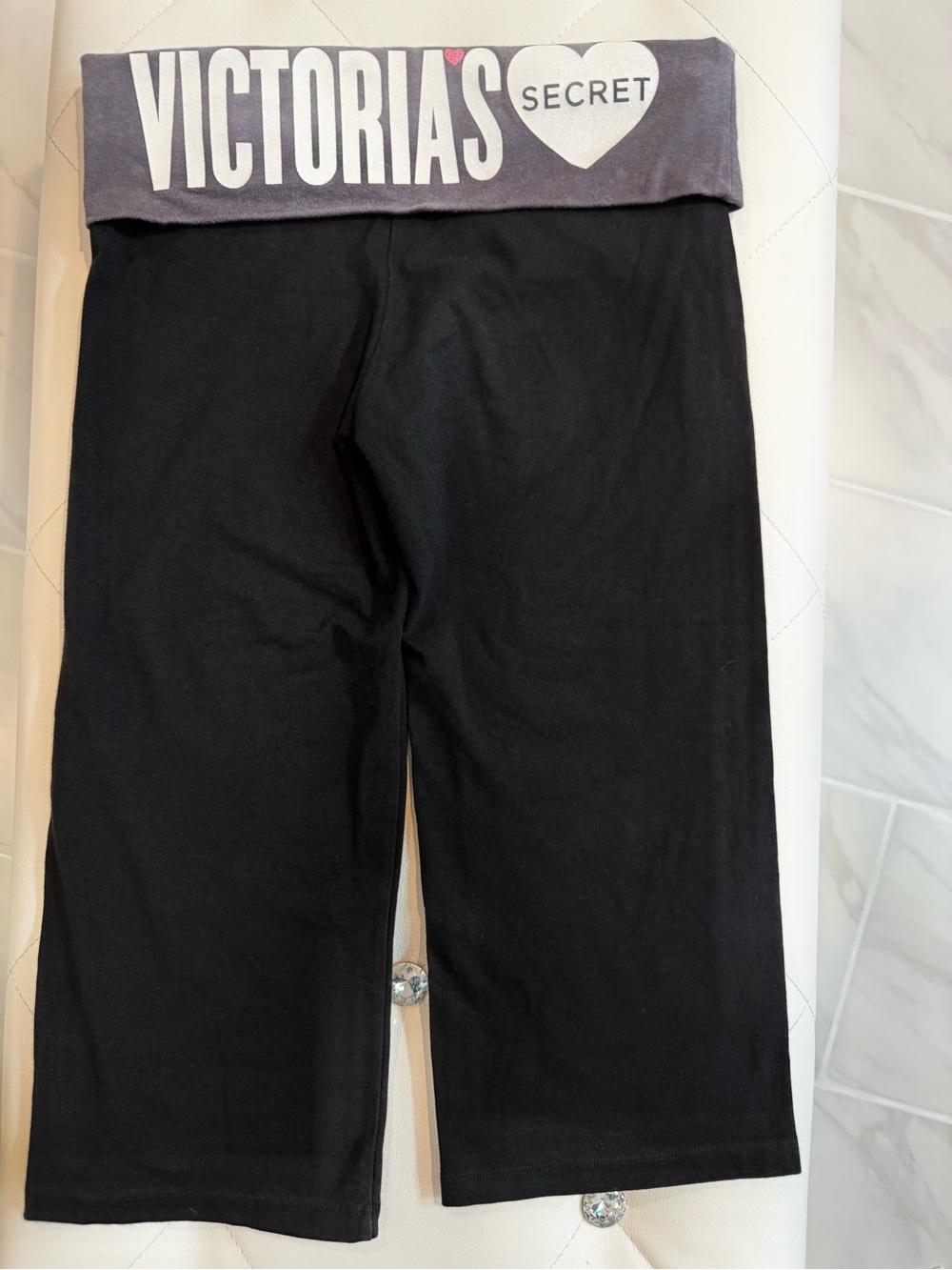 Victoriaās Secret Yoga Capri Pants āSparkleā- Small